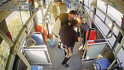 公交车上突发惊魂一幕，众人齐心救助昏迷乘客，温暖瞬间感动全城