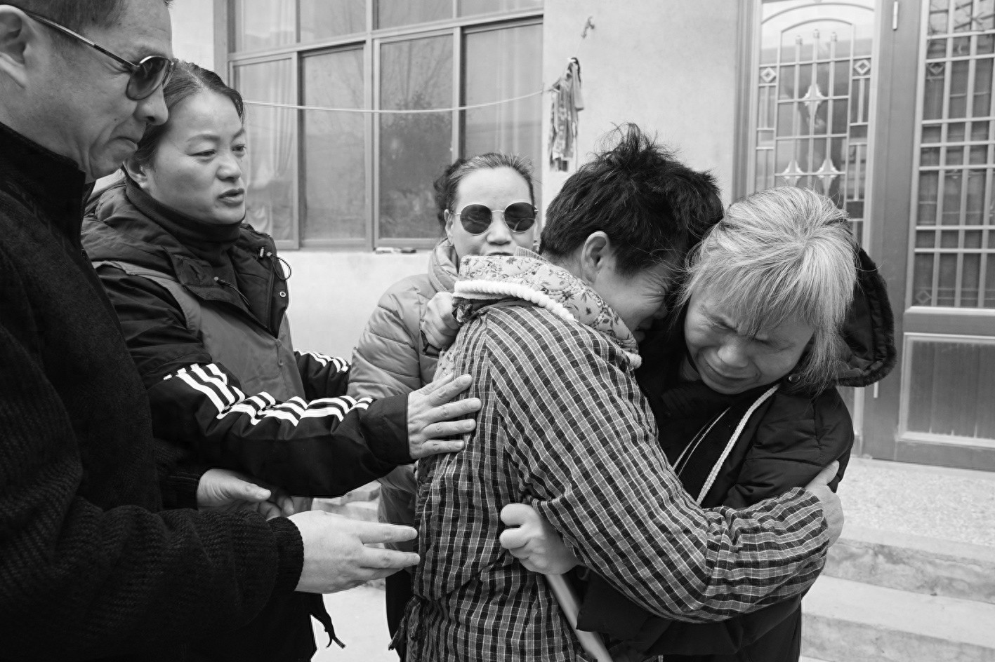 34年重逢！盲人老同学徐美终被找到，泪水见证深厚情谊  第1张