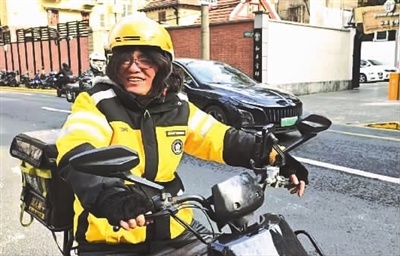 外卖小哥路口吹笛治愈全网，背后的故事让人动容
