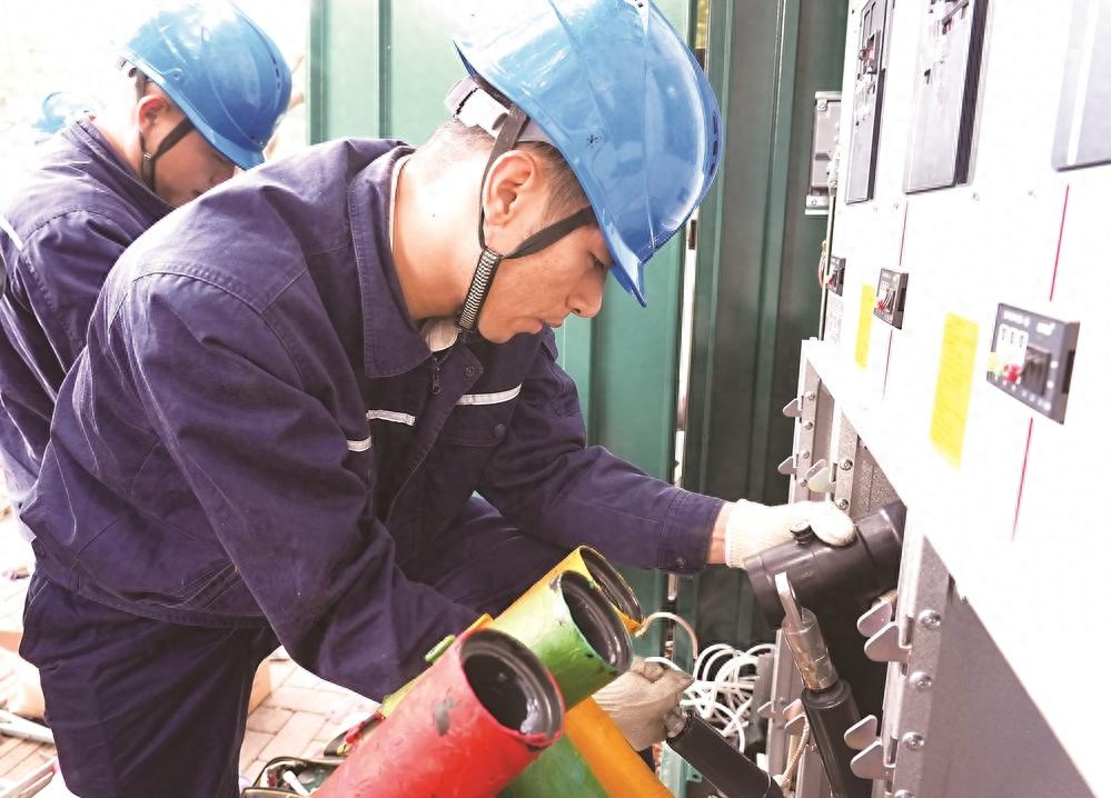 福州鼓楼区全域零停示范区建设：20余名电力施工人员升级环网柜，保障居民用电无忧