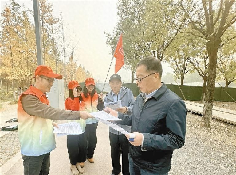 银龄反诈团：一场惊心动魄的6万元保卫战，警民联手成功阻止老人被骗  第1张