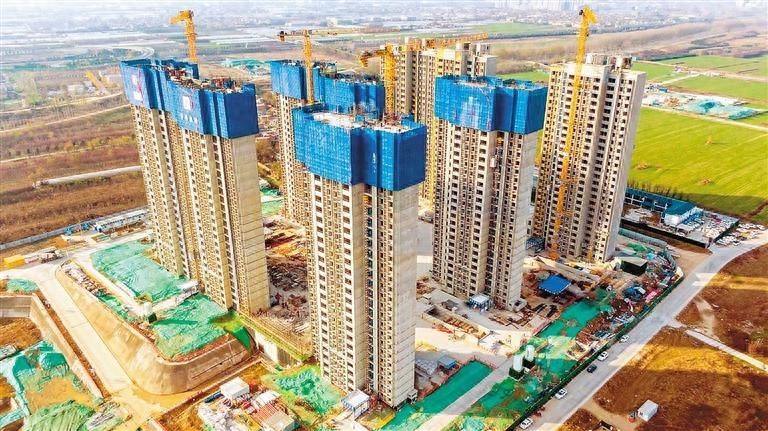 丰泽新苑安置房项目北区6栋住宅楼提前30天封顶，2025年底前回迁指日可待