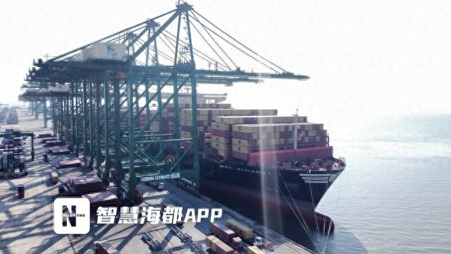 福州海事局全力保障，20万吨级巨轮成功靠泊，甲板面积相当于3.5个足球场