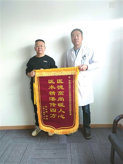 97岁老人摔骨折后奇迹般重新行走，医术精湛传四方，医德高尚暖人心  第1张