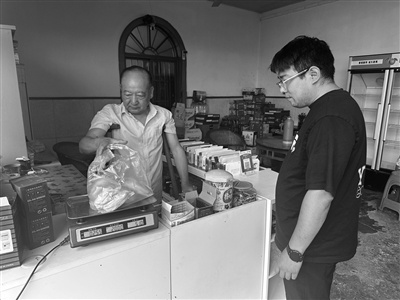46年坚守，拄拐老板的便利店传奇：诚信经营，温暖乡村每一个清晨  第1张