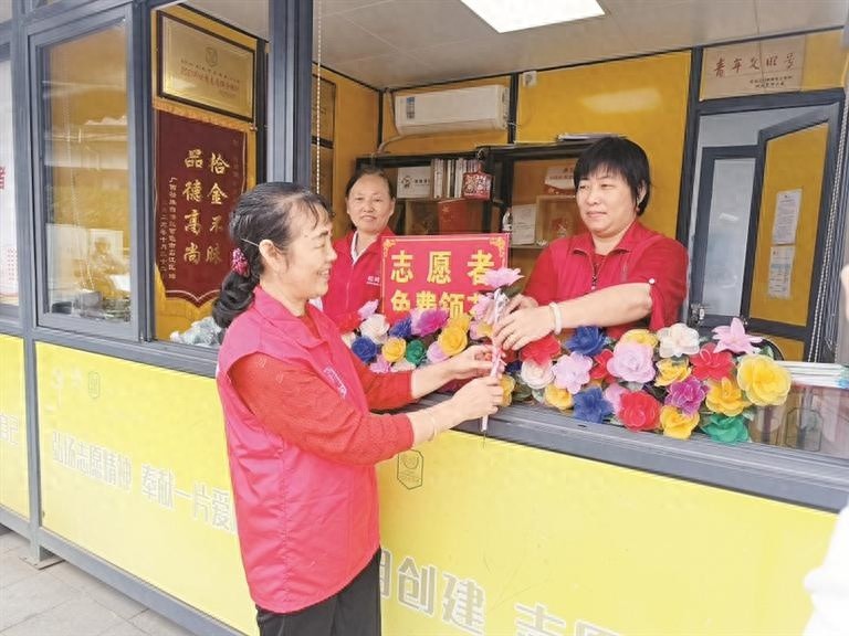 松岗街道志愿者免费领花活动温馨开展，上千朵丝网玫瑰传递敬意与感谢  第1张