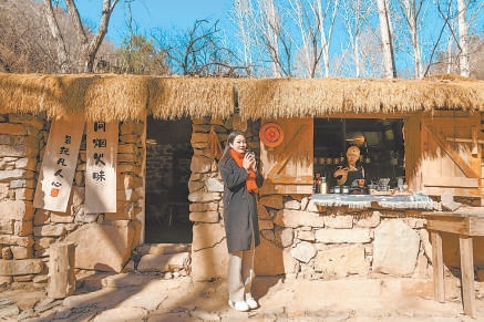 零下气温挡不住热情！徒步爱好者涌入箭杆岭村，暖薯叔小店成网红打卡地