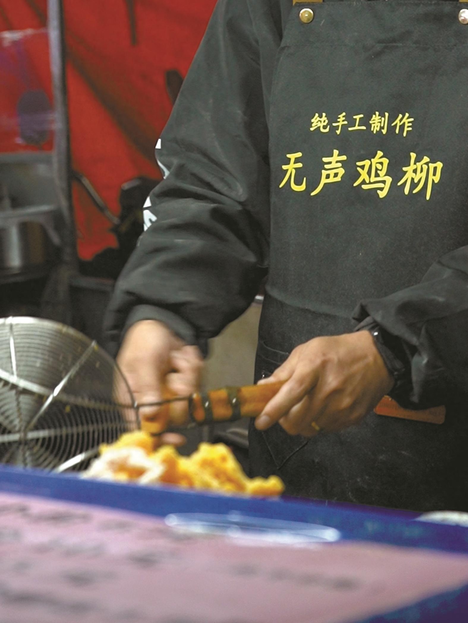 无声的默契：金记鸡柳摊位，用手指点单的温暖故事