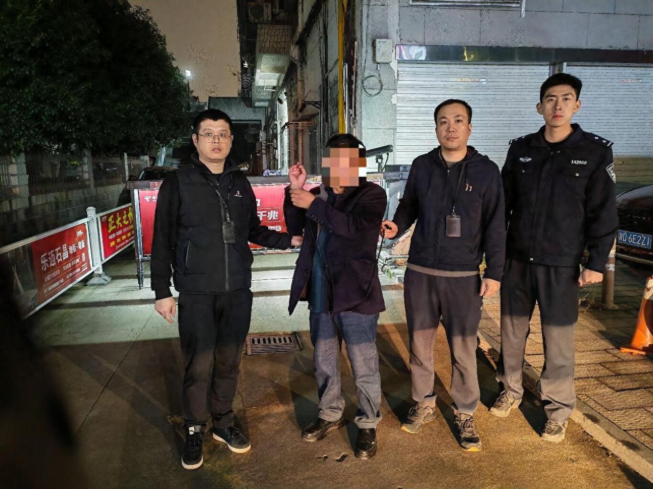 深夜拉车门狂徒连环作案，民警早已布下天罗地网，结局令人拍手称快