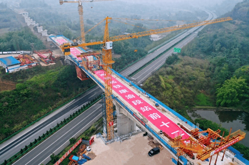西渝高铁斑竹院特大桥跨高速连续梁顺利合龙，建设进入新阶段