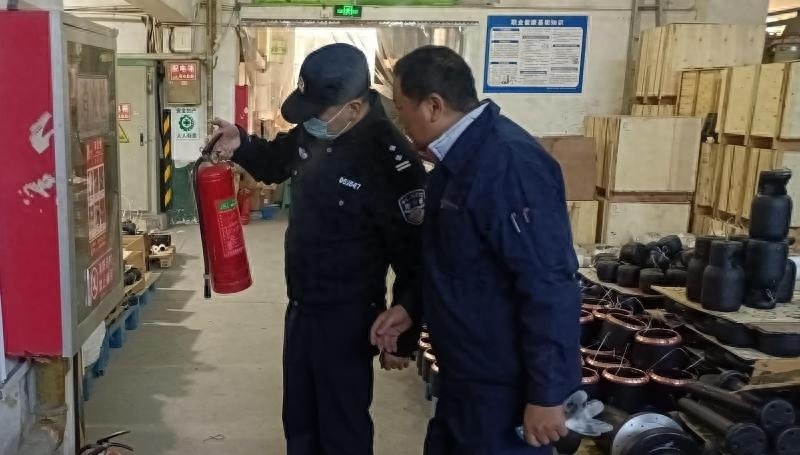 12月10日，公安鄠邑分局民警深入化工企业，全面排查易制爆危险化学品安全隐患