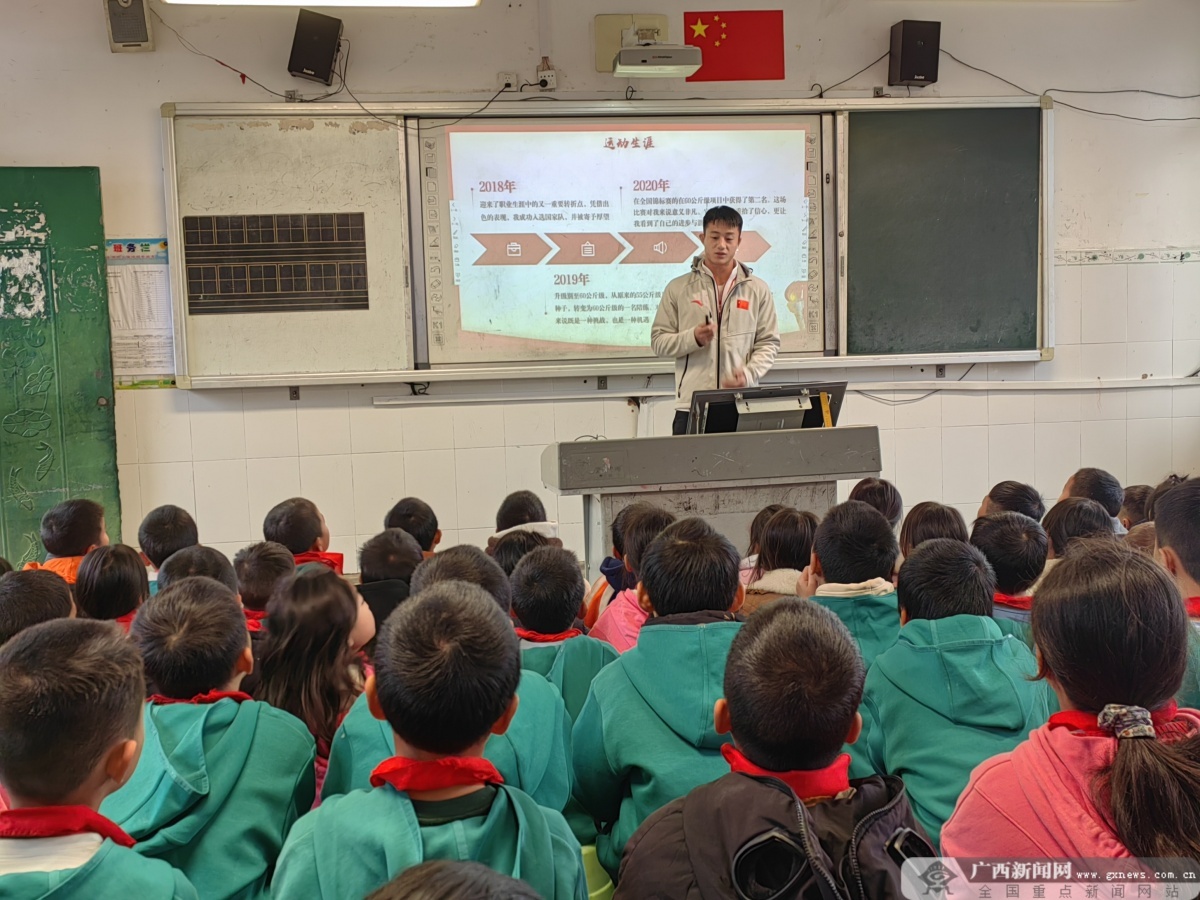 震撼！巴黎奥运会亚军亲临凌云小学，与学生零距离互动，场面太燃了  第3张