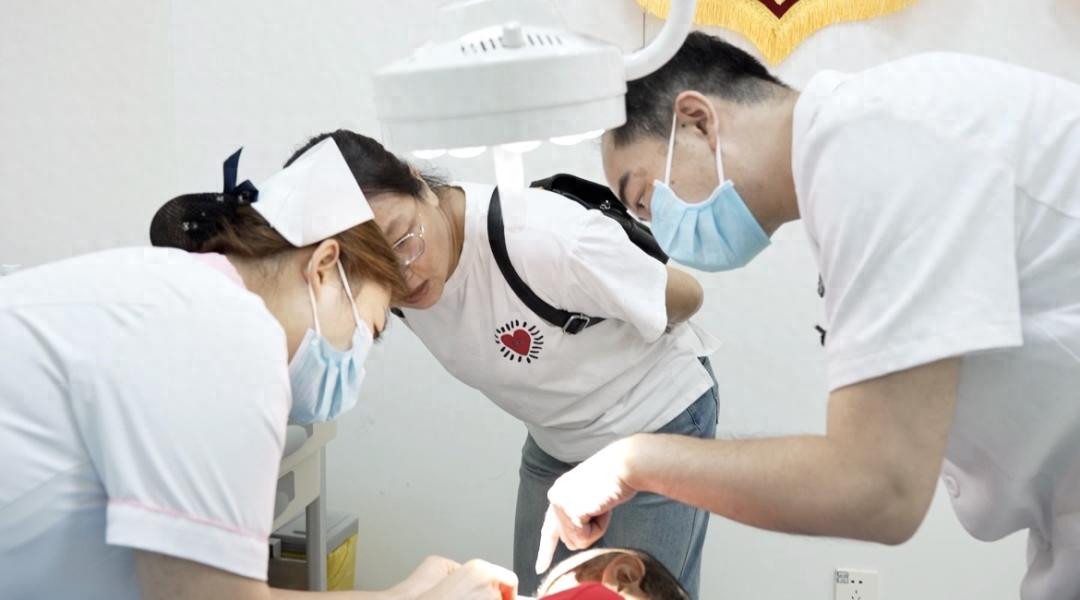 4岁男孩战胜恶魔手掌般的巨痣，迎来人生新篇章