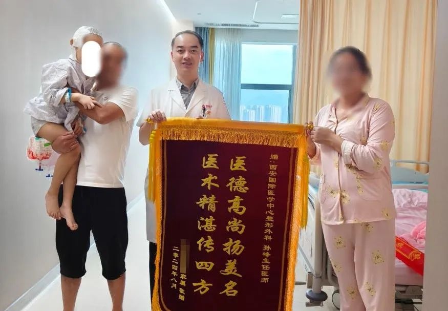 4岁男孩战胜恶魔手掌般的巨痣，迎来人生新篇章  第4张