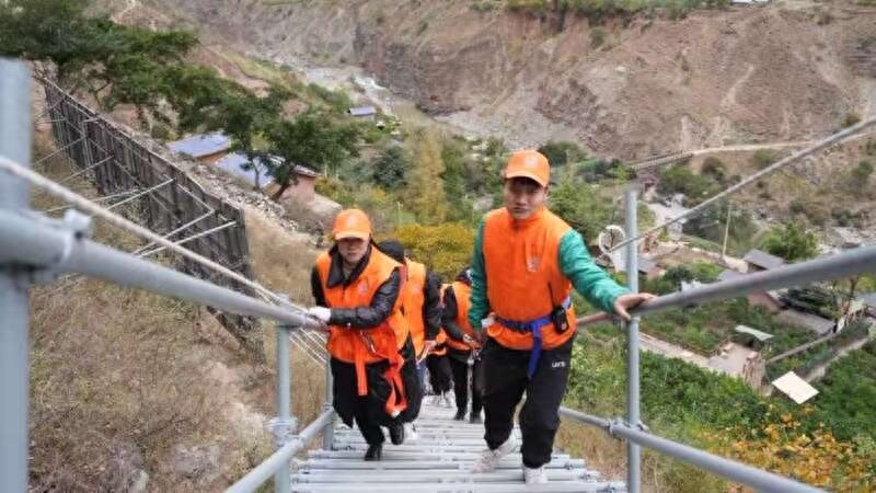 悬崖村天梯挑战：2556级梯步，90度垂直落差，你敢来吗？