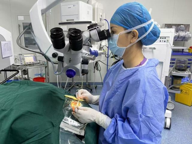 7岁女童街头玩耍突遭宠物狗袭击，泪小管断裂，紧急手术成功挽救视力  第2张