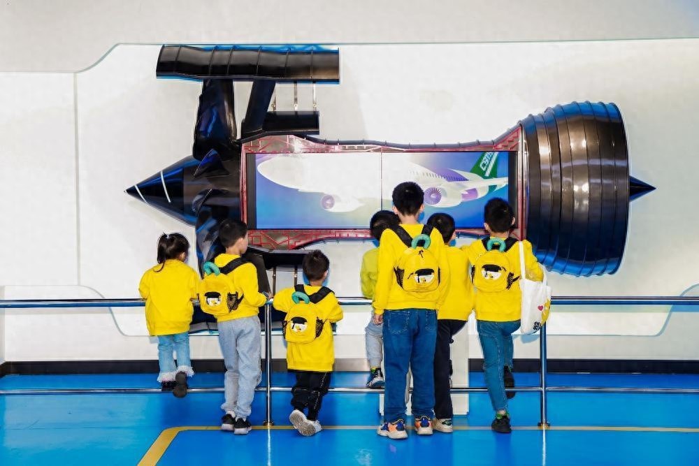 揭秘航空航天奥秘：20组新就业家庭子女的星空探秘之旅  第1张