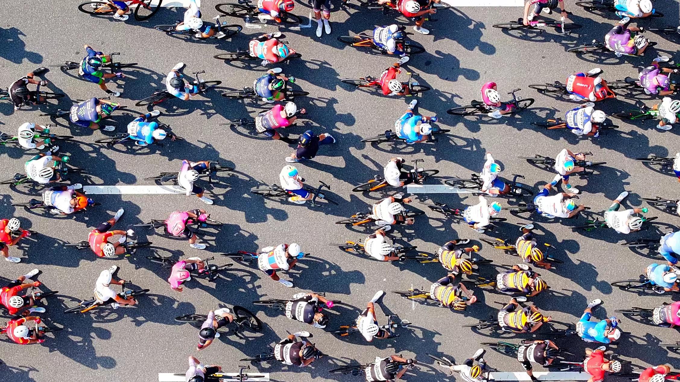 与风同行！131 名职业骑手齐聚江苏启东，2024 环太湖国际公路自行车赛震撼开赛  第3张