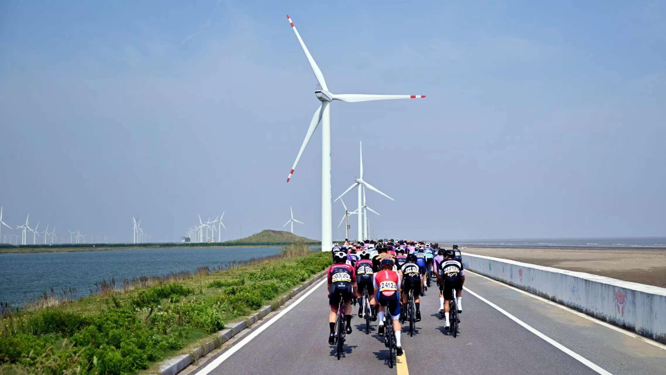 与风同行！131 名职业骑手齐聚江苏启东，2024 环太湖国际公路自行车赛震撼开赛  第4张