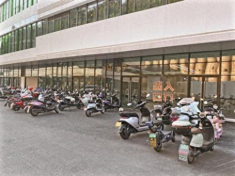 医院出入口竟成停车场？车辆乱停乱放何时休