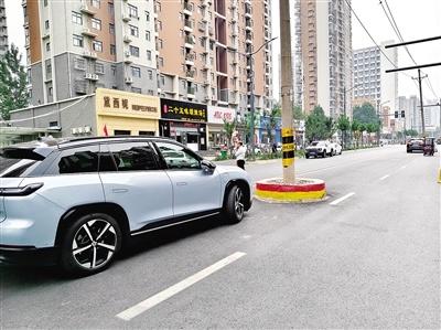 濮河路电线杆成拦路虎，车辆通行受阻，安全隐患大，何时能迁移？  第1张