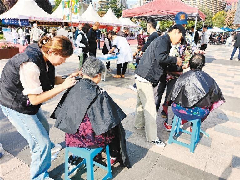 情暖重阳！西安高新区为 99 位老人送上慰问品，还有这些惊喜……  第1张