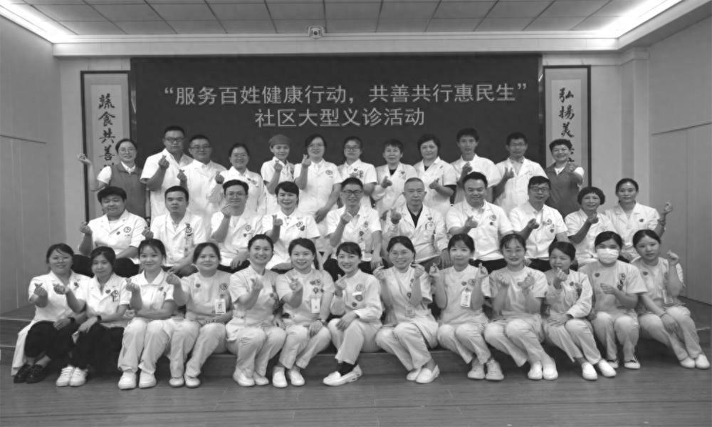义诊现场，多科室医疗团队为居民提供全方位健康服务，贴心关怀备受称赞  第1张