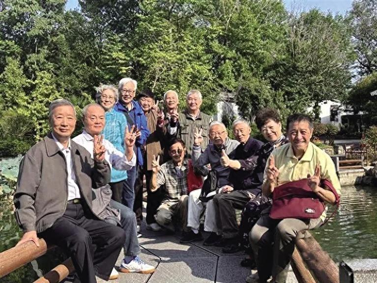 八旬老人重聚首，75 年同窗情谊深！这场同学会，你参加了吗？
