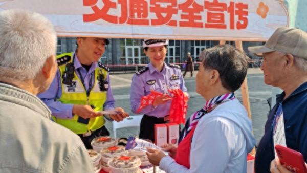重阳节专属平安大礼包！浦东交警为老人送上交通安全知识宣讲  第1张