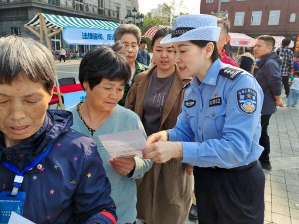 重阳节专属平安大礼包！浦东交警为老人送上交通安全知识宣讲  第2张