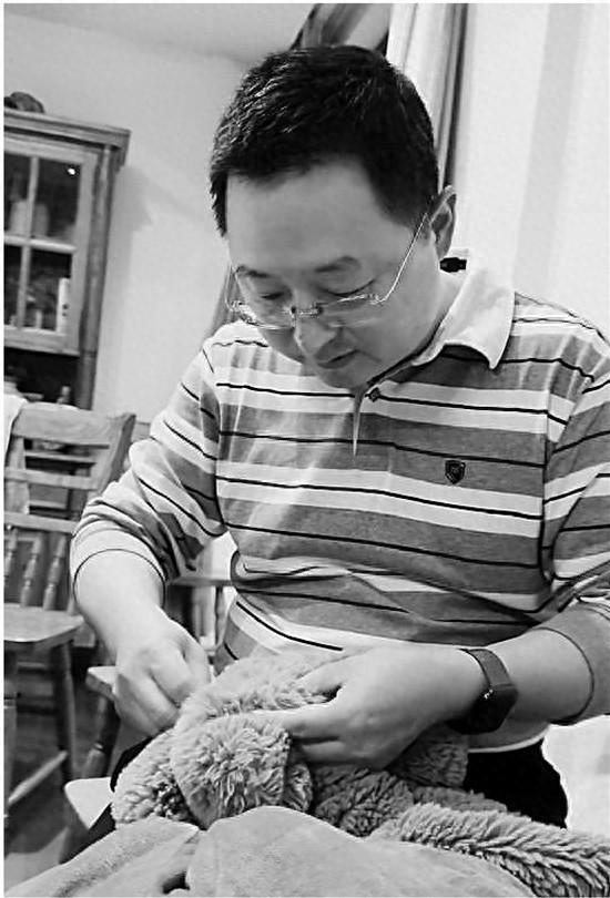 血管外科主任朱越锋手起针落，小熊外套瞬间缝好，网友：这是现实版杀鸡用牛刀