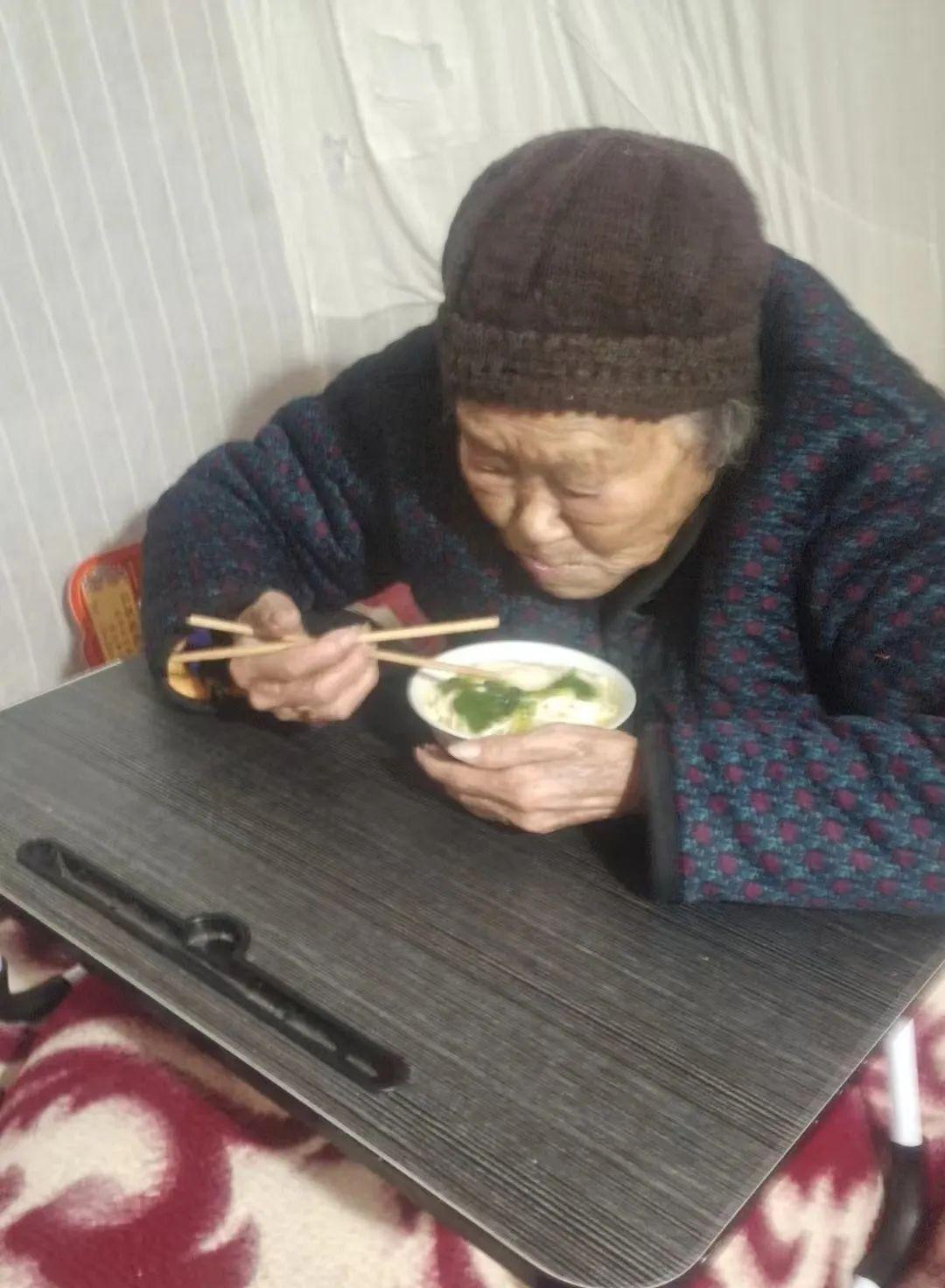 110 岁老人长寿秘诀大揭秘！性格开朗爱健身，100 岁还能每天走五六百米  第2张