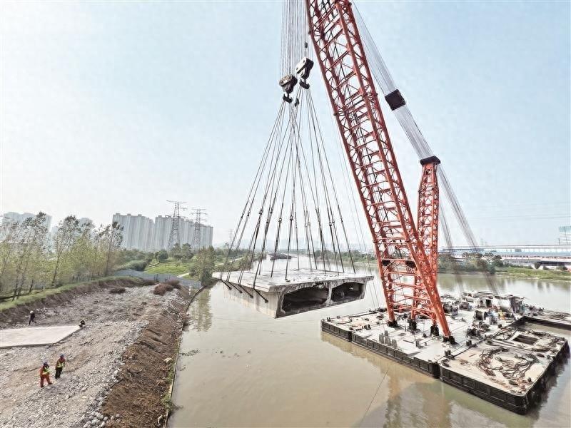 陪伴无锡人 18 年的惠澄大桥，今晨启动拆除重建