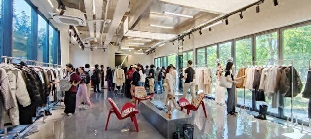 96 年职业买手露露：逛街 2 万步，搭配全靠脑