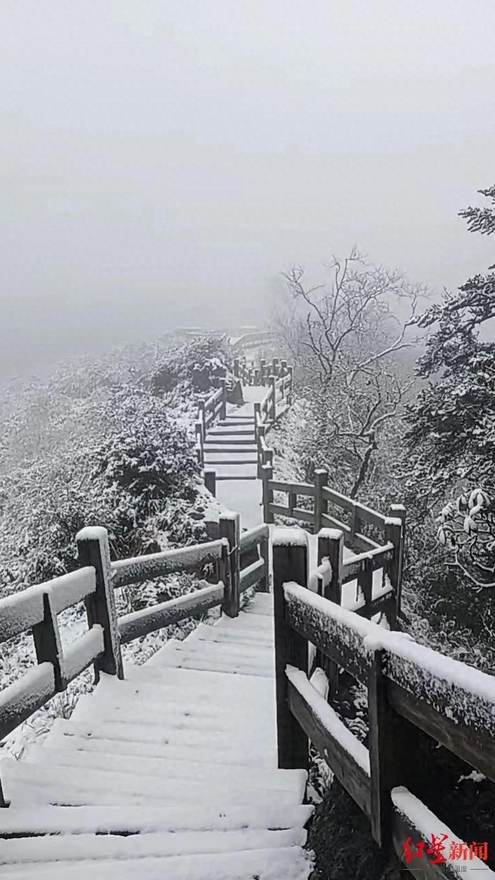 成都第一峰西岭雪山初雪降临，银装素裹宛如仙境