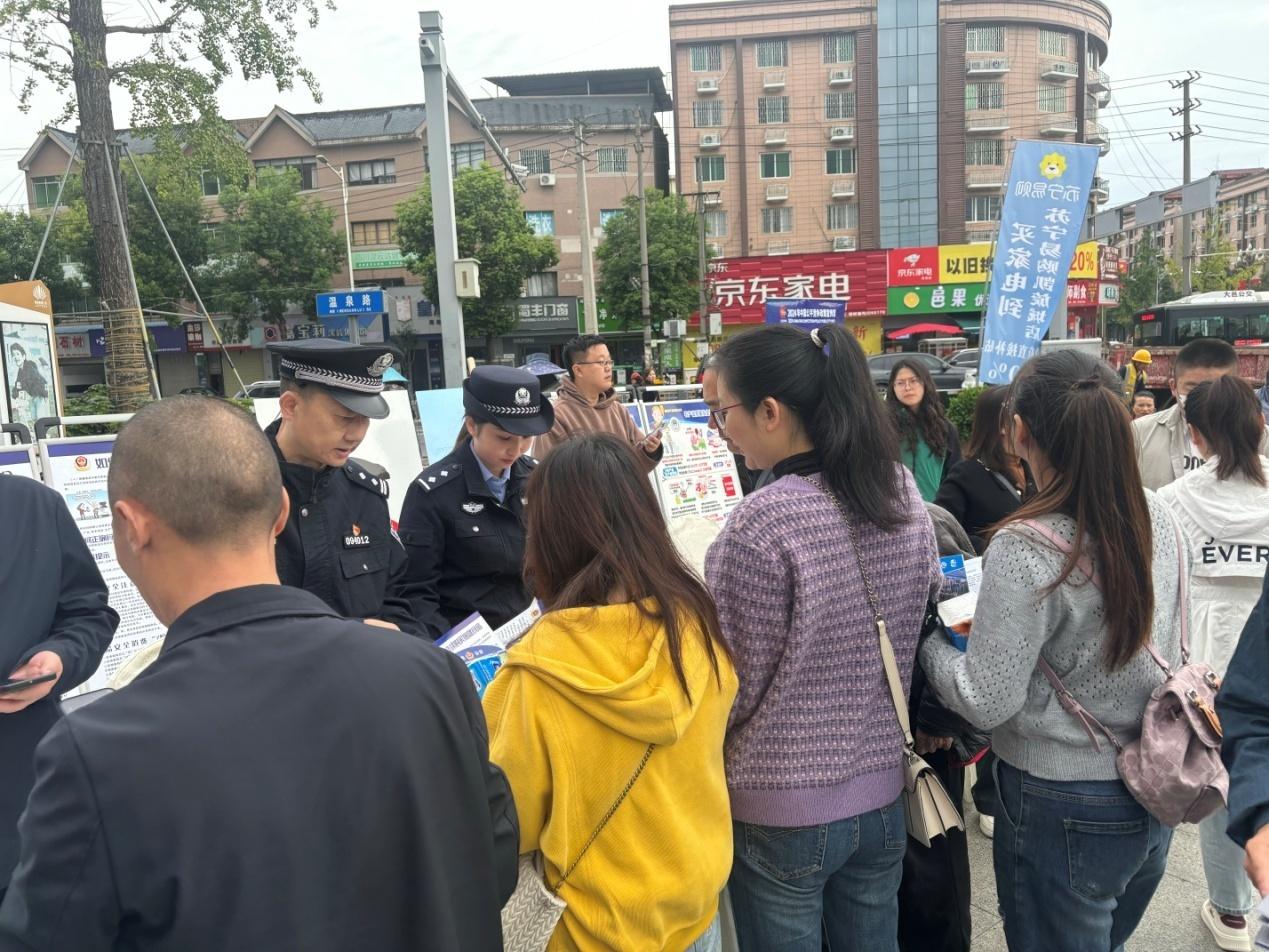 诚信尚俭，共享食安！大邑县公安局开展食品安全宣传周活动，守护舌尖上的安全  第3张