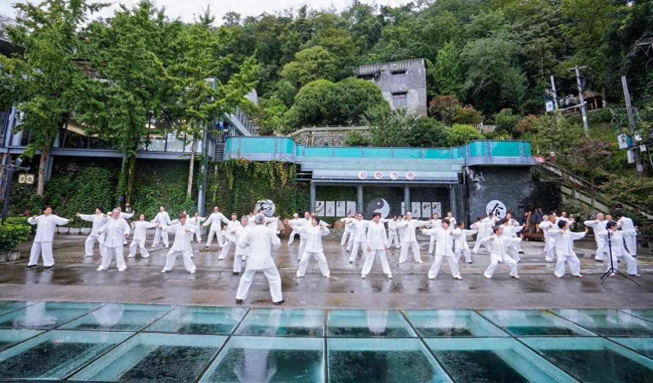 退休老人齐聚青城山，重阳佳节打出不一样的风采  第1张