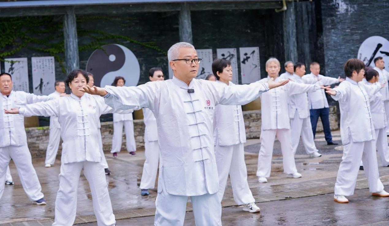 退休老人齐聚青城山，重阳佳节打出不一样的风采  第2张