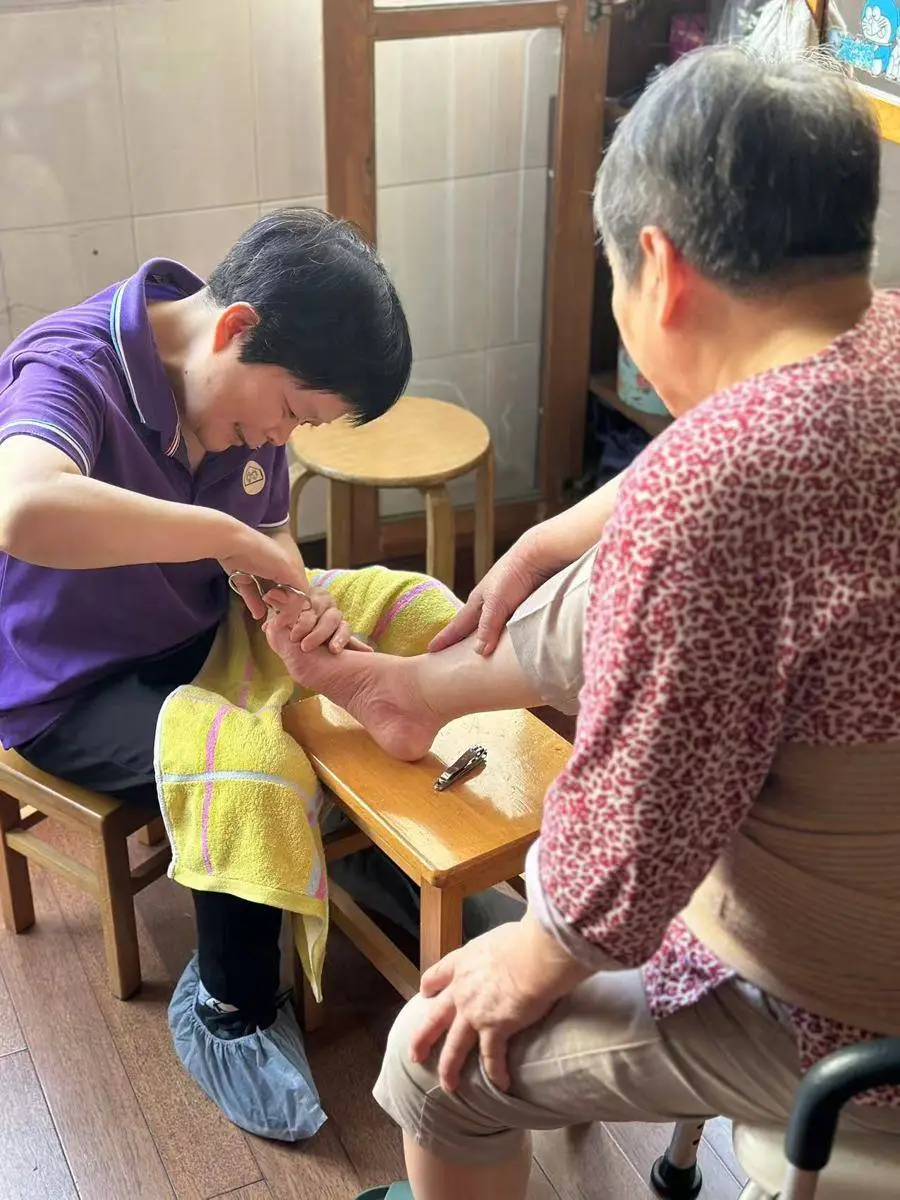 养老新选择！上海徐汇区推出家床服务，让老人在家享受养老院待遇  第2张