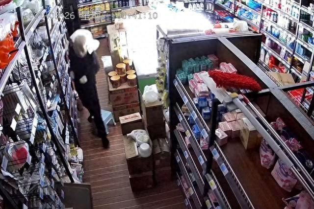男子头戴人皮面具、外套塑料袋盗窃店铺，警方神速破案  第1张
