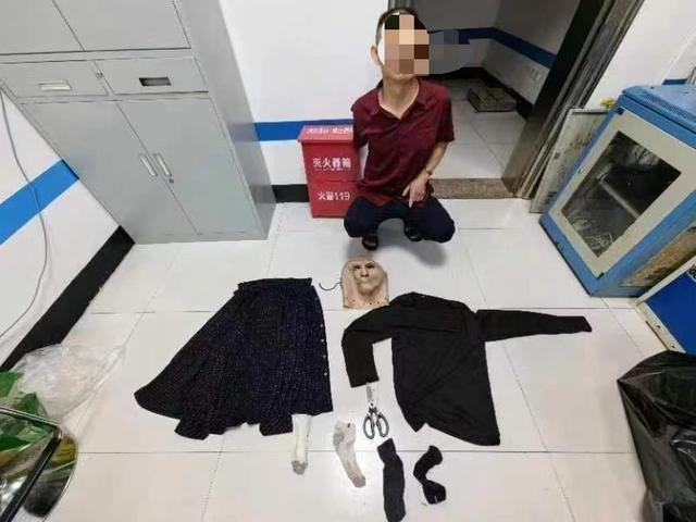 男子头戴人皮面具、外套塑料袋盗窃店铺，警方神速破案  第2张