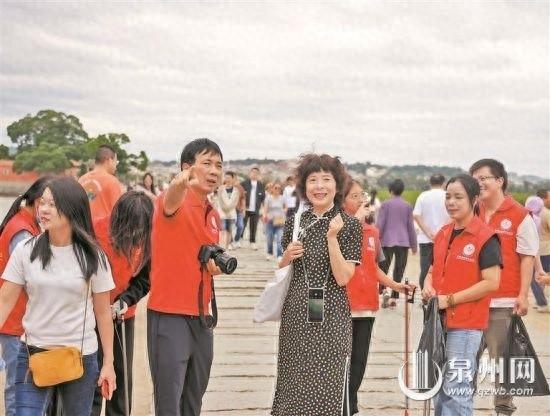 国庆期间泉州景区游客量暴增，这群红马甲却放弃假日休息