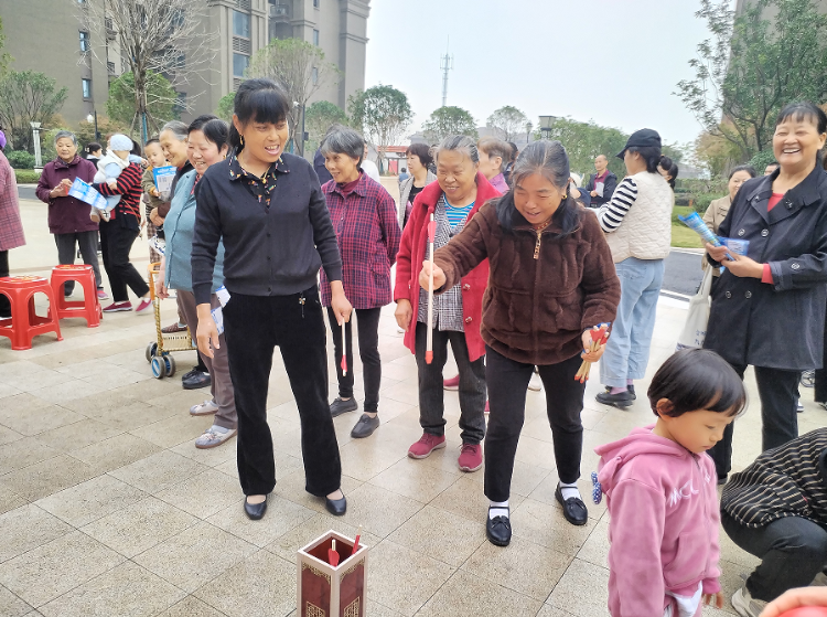 40 余名老人齐聚金秋，乐享重阳趣味游戏，收获满满祝福  第4张