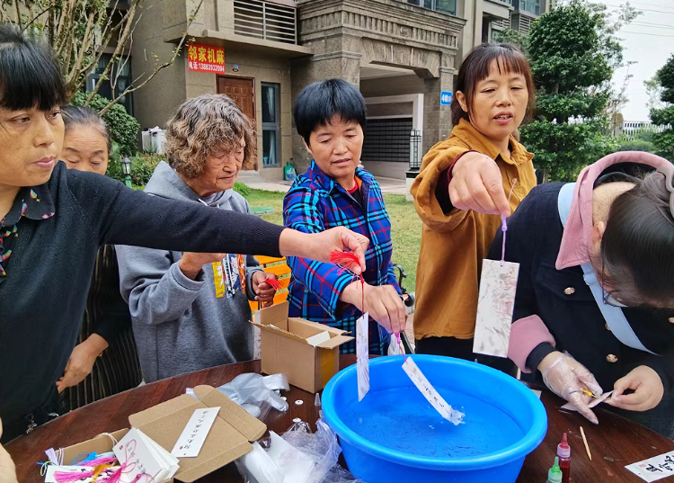 40 余名老人齐聚金秋，乐享重阳趣味游戏，收获满满祝福  第5张