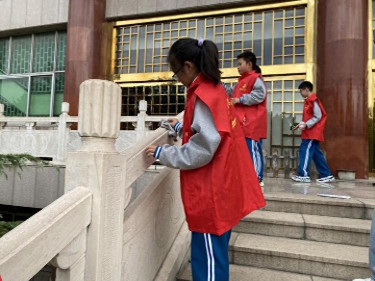 桓台县青少年志愿者：用汗水与热情，点亮文明交通与卫生清扫之路  第1张