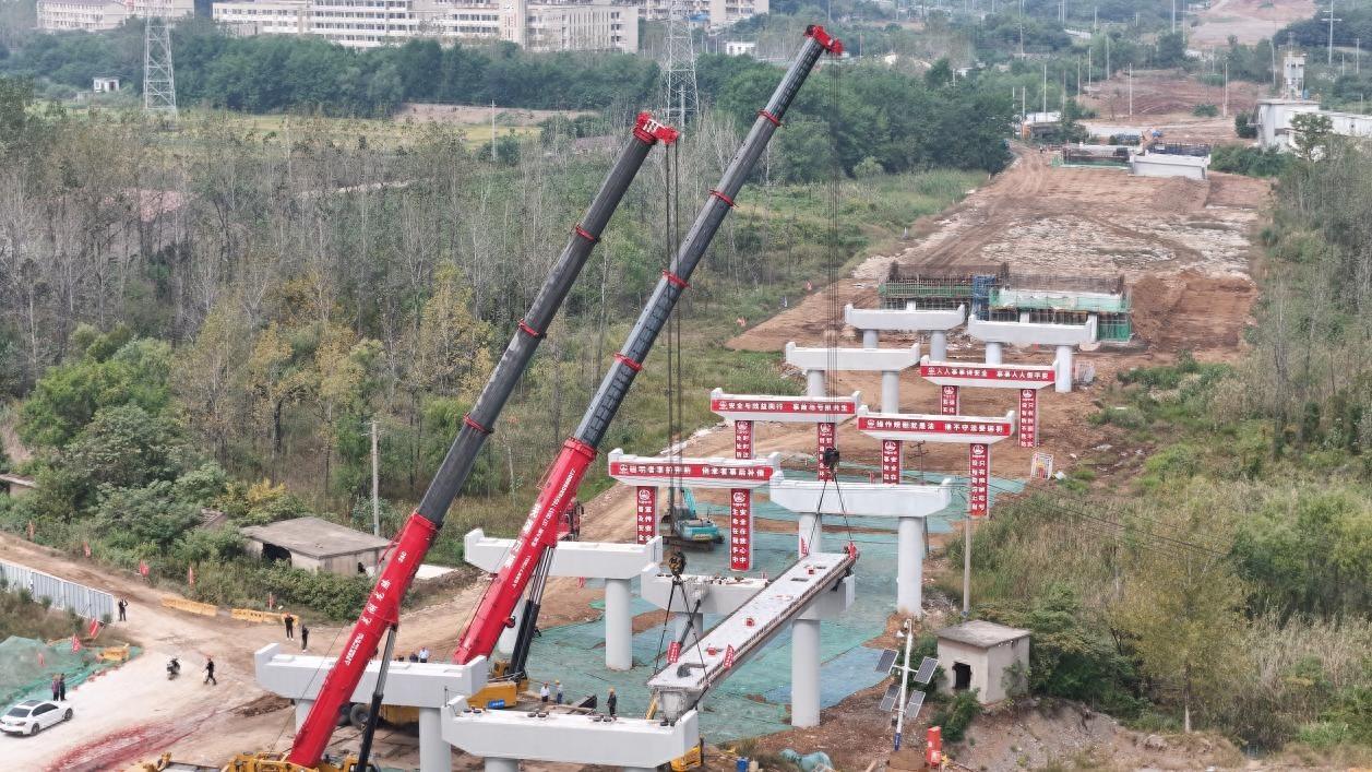 G236 阮弄口至铜陵一级公路改造工程首片箱梁成功架设，15.206 公里新征程拉开序幕  第1张