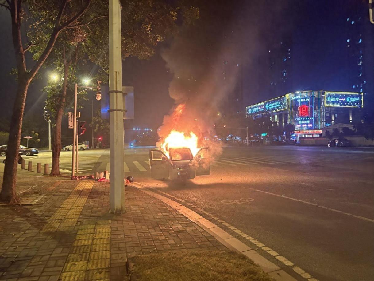 突发！电动车发火，网格员以快制火避免人员伤亡和财产损失  第1张