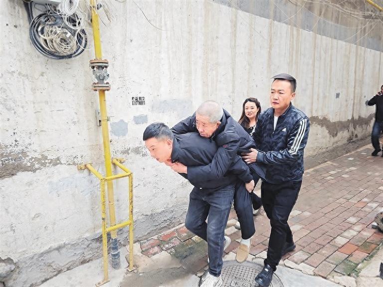 沙洼河村社区网格员：用爱心与责任，为独居老人撑起一片天  第1张