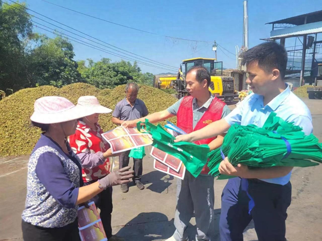 金秋十月，藤县政法宣传干警走进八角加工厂，全力守护群众钱袋子  第1张
