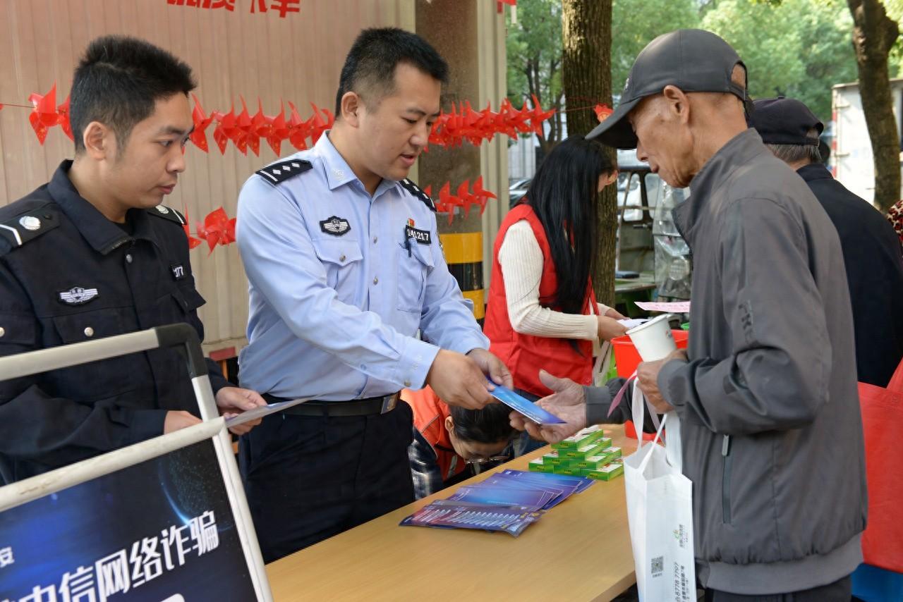诸暨大唐街道创新反诈宣传，赶鸡入笼游戏让居民乐在其中  第1张